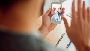 Telemedicina 24 horas pessoa sendo atendida pelo celular por um médico que pode ser clínico gera ou de diversas especialidades como Cardiologia Dermatologia Endocrinologia Geriatria Ginecologia Neurologia Ortopedia Pediatria Psquiatria Traumatologia Otorrinolaringologia Urologista Nutricionista